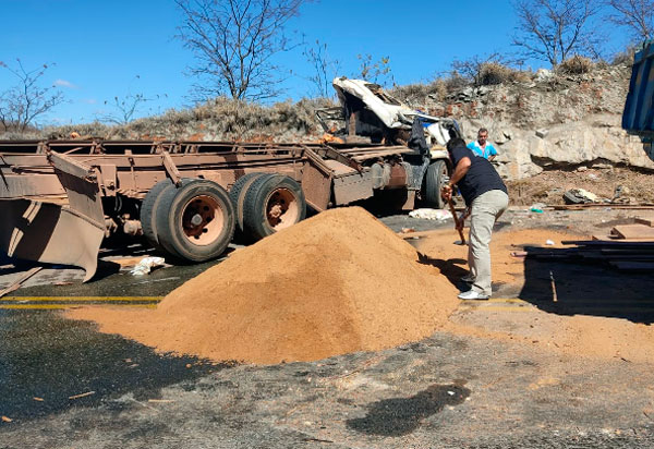 Motorista fica gravemente ferido após caminhão tombar na rodovia entre Aracatu e Caraíbas 