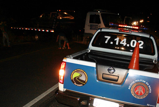 Brumado: Carros colidem na BA-262 e um dos veículos é arremessado para um matagal na lateral da pista