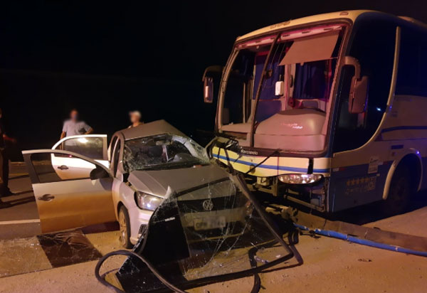 Carro e ônibus colidiram na rotatória da BA-262, em Brumado 