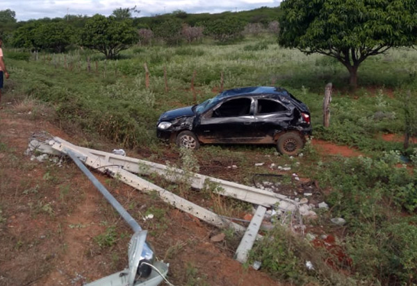Dom Basílio: Veículo capota após colidir contra poste na BA-424