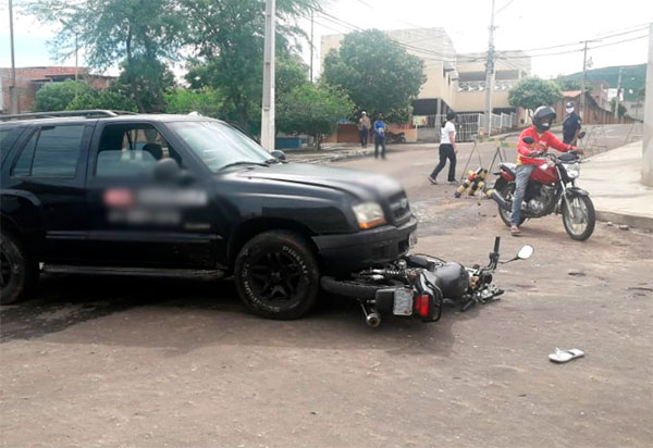 Acidente envolvendo caminhonete e moto é registrado no bairro Parque Alvorada