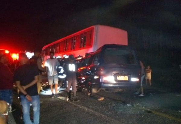 Sudoeste: quatro pessoas morrem e 10 ficam feridas em batida entre van e ônibus