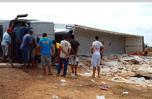 Boquira: Carreta carregada de frangos tomba na BA-156