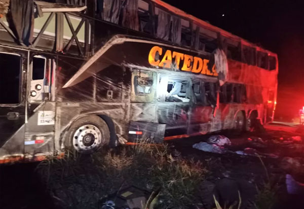 Ônibus tomba, deixa 04 mortos e vários feridos em Correntina