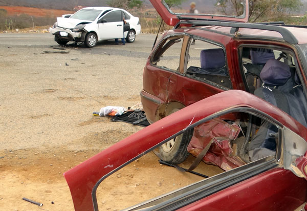 A imprudência de motoristas é a causa em mais de 70% dos acidentes em rodovias baianas