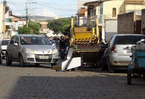 Brumado: burro se descontrola e causa acidente na Rua Antônio Francisco da Silva