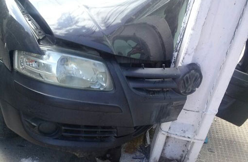 Brumado: Mulher se distrai com cachorro, perde controle da direção e bate carro em poste