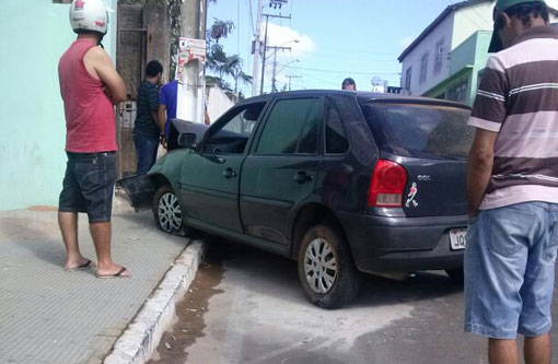 Brumado: Mulher se distrai com cachorro, perde controle da direção e bate carro em poste