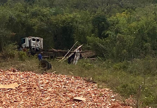 Motorista de caminhão morre após veículo capotar e cair em ribanceira na região da Chapada Diamantina