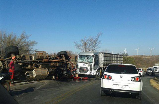 BR-030: Caminhão tomba na Serra dos Brindes no trecho entre Caetité/Guanambi