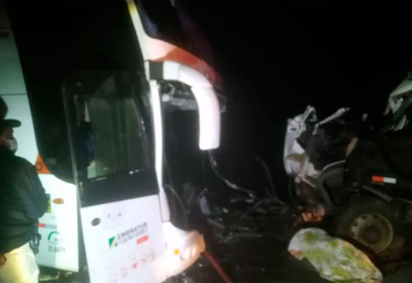 Acidente envolvendo ônibus e caminhão deixa três mortos e 23 feridos no trecho entre Caetité e Igaporã