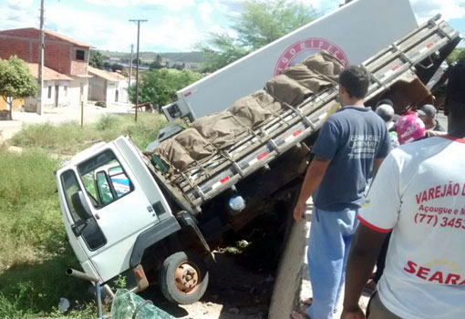 Brumado: com problemas nos freios, caminhão desce rua, atinge outro caminhão e motociclista