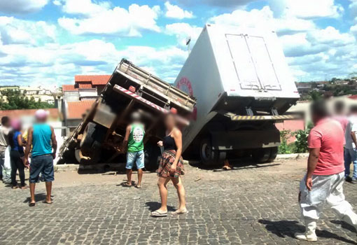 Brumado: com problemas nos freios, caminhão desce rua, atinge outro caminhão e motociclista