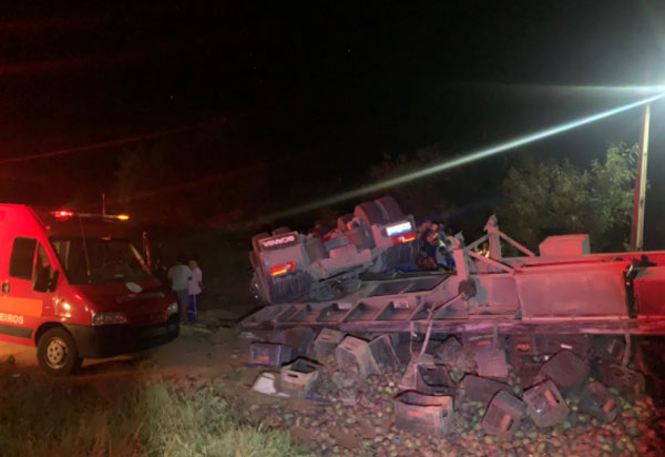 Motorista fica preso às ferragens após caminhão capotar entre Brumado e Caetité