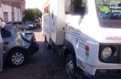 Brumado: Caminhão colide com fundo de carro que estava estacionado