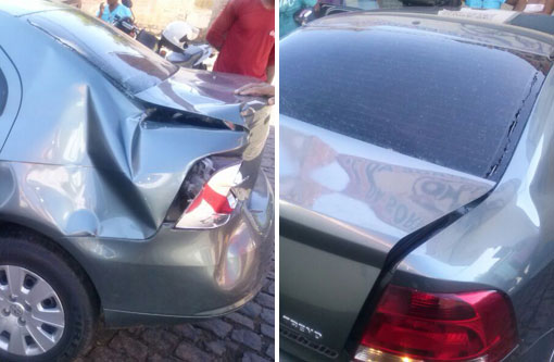 Brumado: Caminhão colide com fundo de carro que estava estacionado