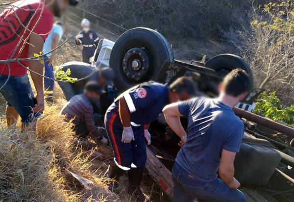 Motorista de 28 anos morre após caminhão capotar em acidente na BR-030, no distrito de Ibitira