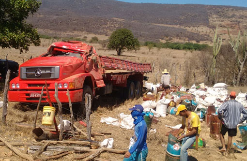 Caminhão carregado com sacas de feijão tombou no trecho entre Paramirim e Livramento