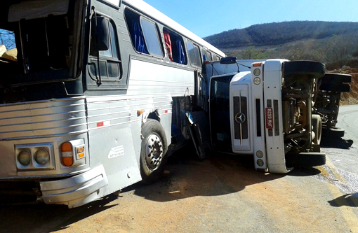 Rio de Contas: Caminhão tomba na BA-148 e colide com ônibus abandonado na lateral da pista