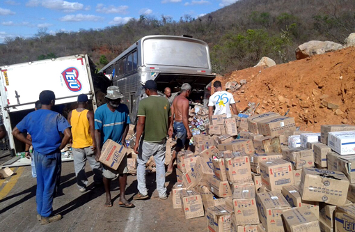 Rio de Contas: Caminhão tomba na BA-148 e colide com ônibus abandonado na lateral da pista