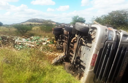 Brumado: Caminhão carregado com bebidas tomba na BR-030