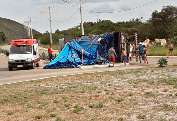 Rio de Contas: Caminhão carregado com canos de PVC tombou na rotatória da rodovia BA-148