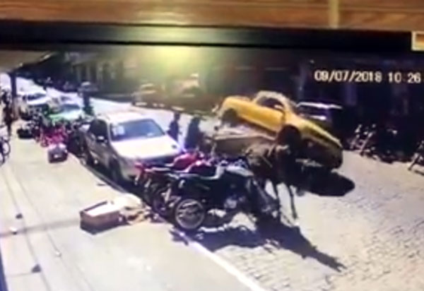 Livramento: carro colidiu contra carroça no centro da cidade 