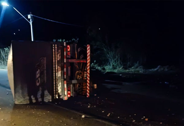 Caminhoneiro tenta desviar de cachorros e tomba caminhão entre Aracatu e Brumado