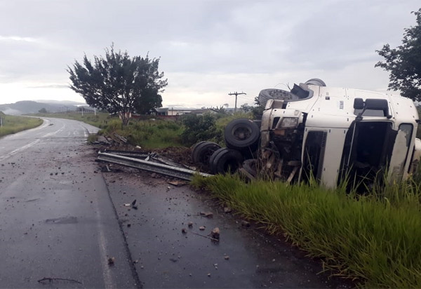 Carreta de Brumado carregada com Magnesita que seguia para Ilhéus tombou na região de Firmino Alves  