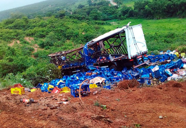 Populares saqueiam carga de cerveja após carreta tombar em Licínio de Almeida