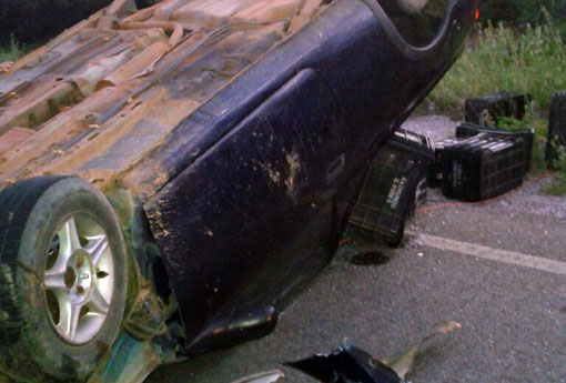 Brumado: carro capota após colidir contra retroescavadeira na comunidade Lagoa Funda