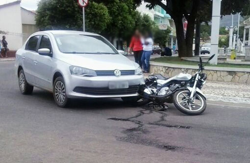 Brumado: Colisão entre carro e moto na praça da Prefeitura