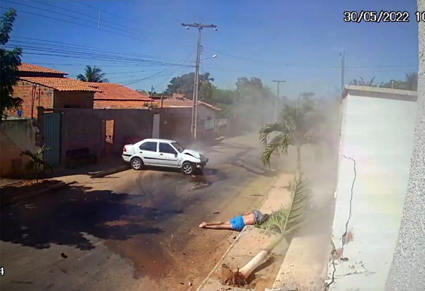 Livramento: Motorista é arremessado de carro após bater no muro de uma casa no Beira Rio