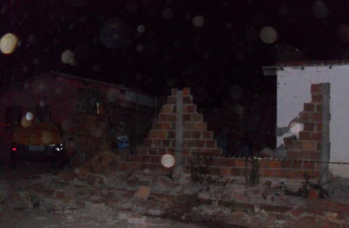 Aracatu: Casas são destruídas após detonação de explosivos que estavam armazenados em residência