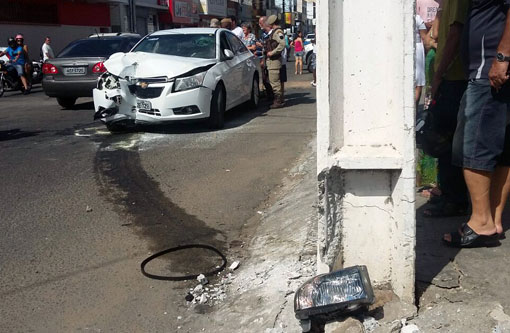 Motorista tem mal súbito e provoca acidente no centro de Brumado