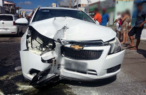 Motorista tem mal súbito e provoca acidente no centro de Brumado