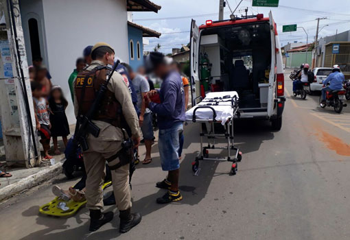 Moto e automóvel se envolvem em acidente no centro de Brumado