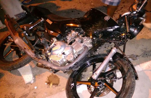 Brumado: Carro invade contramão em semáforo e atinge duas motocicletas