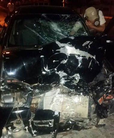 Brumado: Carro invade contramão em semáforo e atinge duas motocicletas