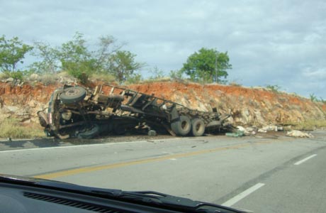 SUDOESTE: CAMINHÃO BOIADEIRO TOMBOU NA BA-262