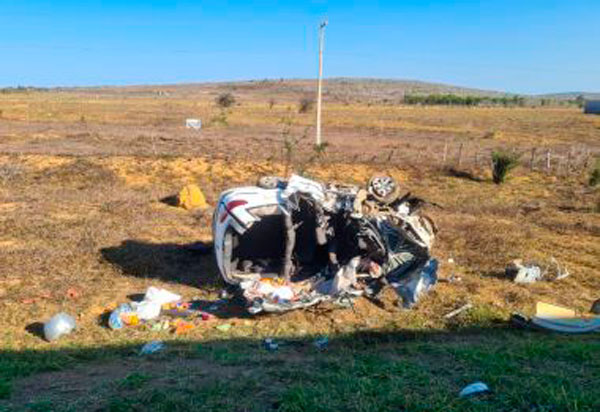 Acidente envolvendo carro e carreta deixa uma pessoa morta e três feridas na BR-116, em Vitória da Conquista