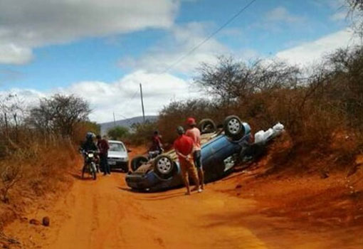 Livramento: motorista perde controle da direção e capota veículo em estrada vicinal