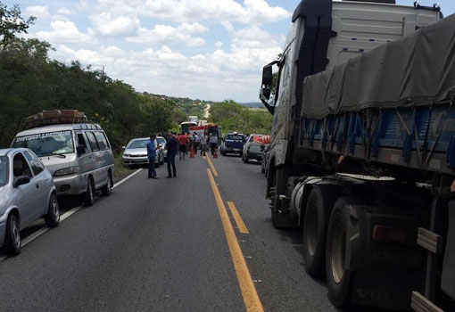 Brumado: acidente próximo a 'Curva dos Cinco' deixa três pessoas gravemente feridas
