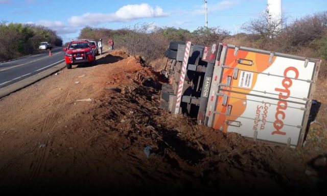 Caminhoneiro morre após capotar caminhão na BR-030, entre os municípios de Caetité e Guanambi