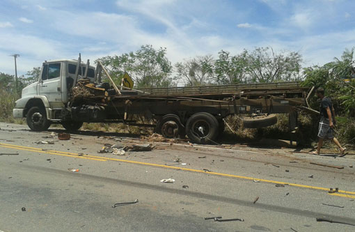 BA-262: Após ultrapassagem, ônibus da Novo Horizonte colide contra barranco e caminhão