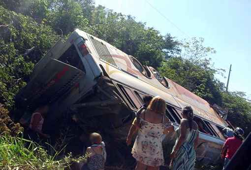 Sudoeste: Ônibus tombou na 'Curva da Candonga', trecho da BR-030 em Caetité