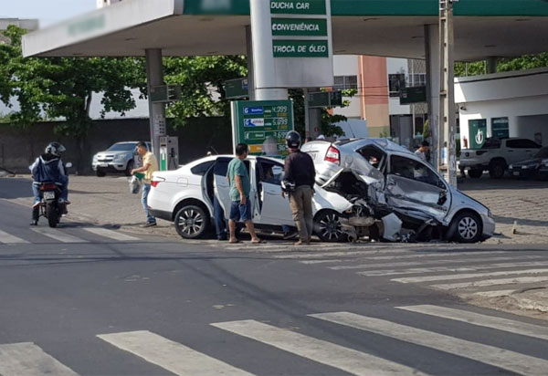 Colisão entre automóveis deixa pessoas gravemente feridas em Vitória da Conquista