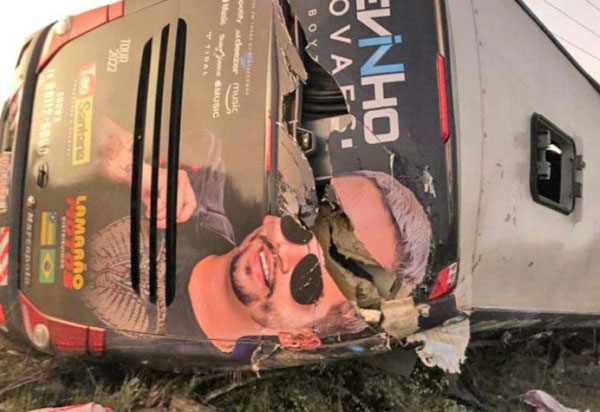 Ônibus com cantor Deivinho Novaes capota na BR-101; uma pessoa morreu