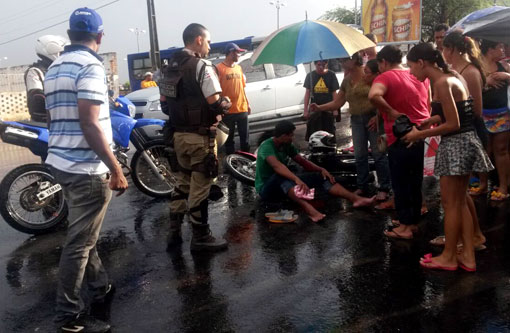 Brumado: Acidente envolvendo moto e van escolar na Centenário deixa motociclista ferido