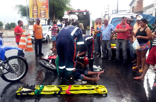 Brumado: Acidente envolvendo moto e van escolar na Centenário deixa motociclista ferido